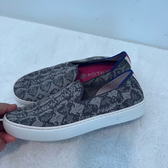 Rothys Womens Size 8 Grey Snake Skin Python Retired Sneakers Slip On Flats - Picture 5 of 9